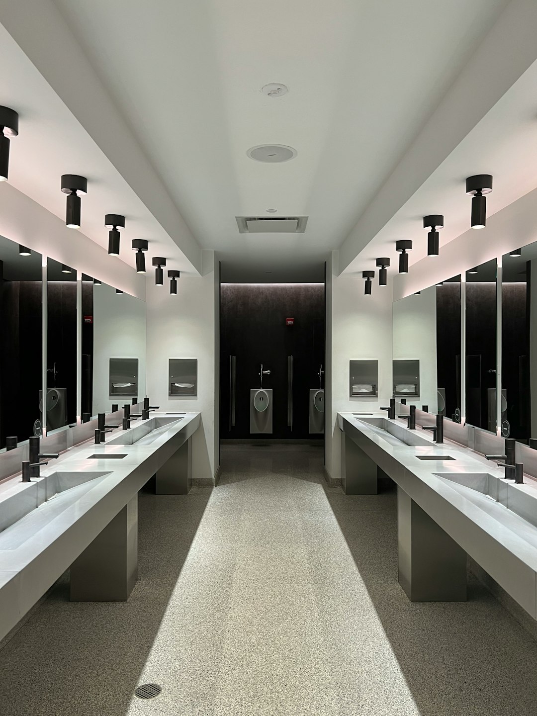 a-large-bathroom-with-sinks-and-mirrors-szohoflcvy